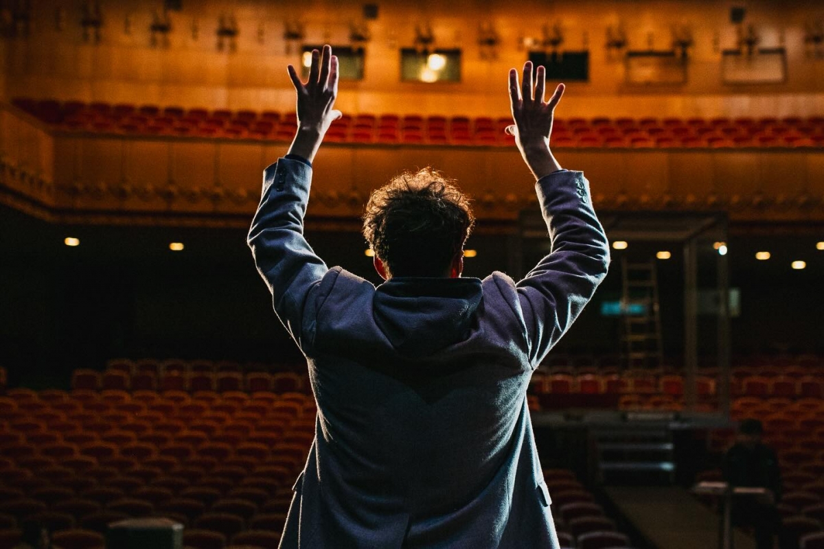 Що буде на премʼєрі вистави «Театр… глядачам дивитись заборонено»? А про що вона? А хто грає?