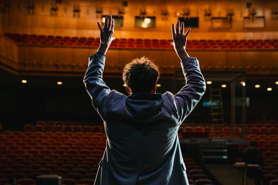 Що буде на премʼєрі вистави «Театр… глядачам дивитись заборонено»? А про що вона? А хто грає?