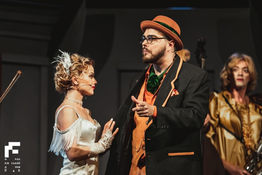 Джо та Джері — талановиті музиканти, у яких в кишенях вітер гуде, а на хвості — гангстери. Рятуючи власні шкури, вони наважуються на найбожевільнішу авантюру у своєму житті.