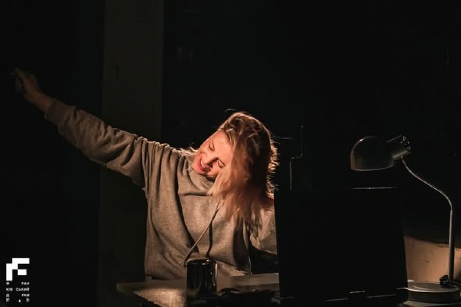 Все, що їх пов’язує — лише телефонна слухавка... 